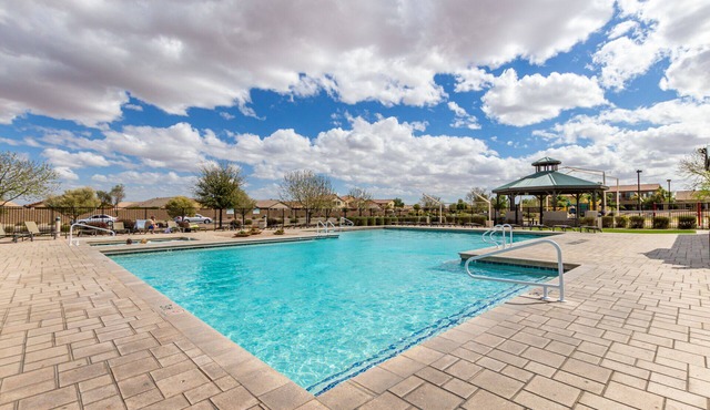 Perfect getaway for up to 6 people! 3 Heated Community Pools & Tennis court!