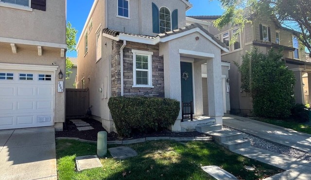 Perfectly located cozy & bright 3BR near midtown