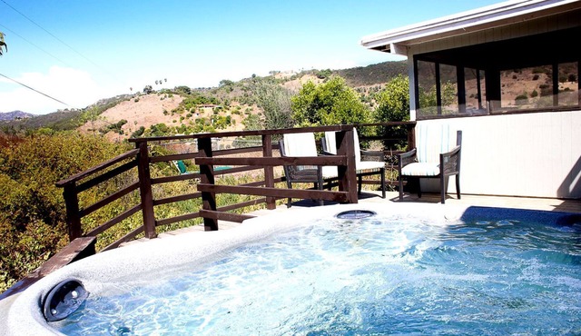 Pet Friendly Fantastic Secluded Cottage with Hot-tub in Rainbow, California