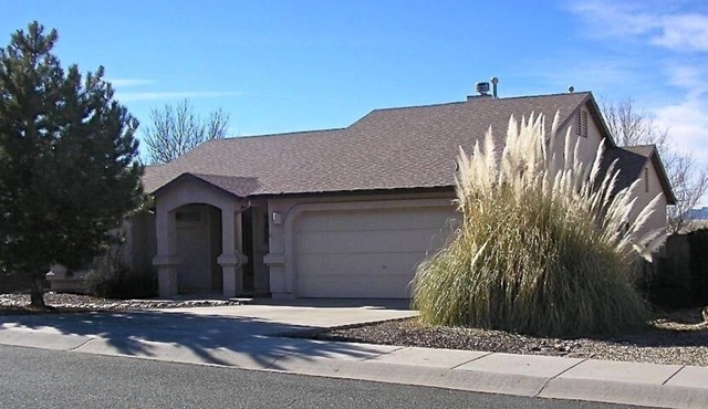 Pet Friendly House with Beautiful backyard views of Mountains and Wildlife!