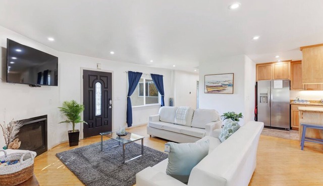 Point Loma 3 bedroom/2bath. Unit B upstairs.