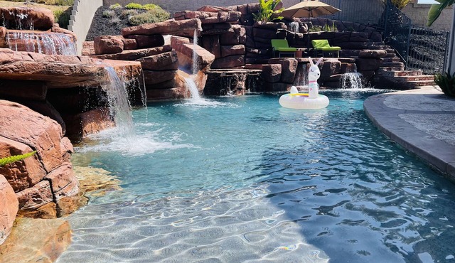 Pool fun in Murrieta, 35ft water slide, large jacuzzi, dog friendly.