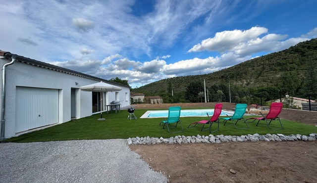 Pool villa in Uzer