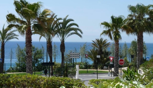 Portissol Beach, 50 m away SANARY Studio: Ocean view, quiet location, terrace