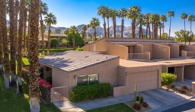 Private 2 Br 2 Ba End Unit in Ironwood CC