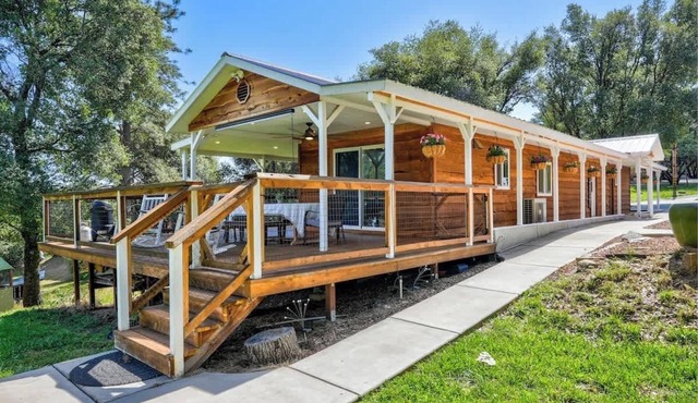 Private Cabin with Hot Tub & Sauna Near Yosemite