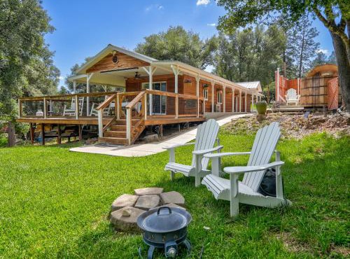 Private Cabin with Hot Tub & Sauna Near Yosemite
