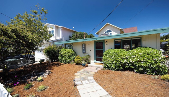 Private Cottage House - Walk to Beaches, Harbor,Food, Trials, so much more