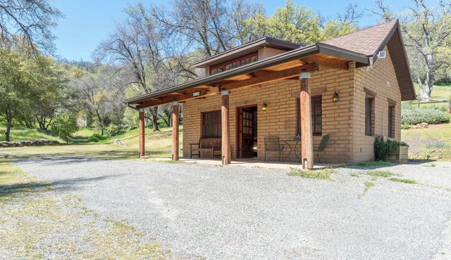 Private cottage with Kitchenette: Your Romantic Hideaway near Yosemite