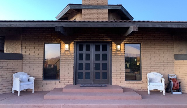 Private Desert Escape Close to Downtown with Horse Pens on the Sols Wash!
