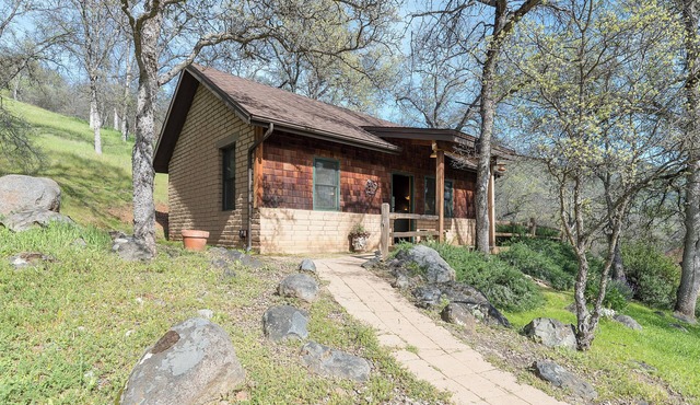 Private One-Bedroom Cottage with Kitchen: Your Romantic Hideaway near Yosemite