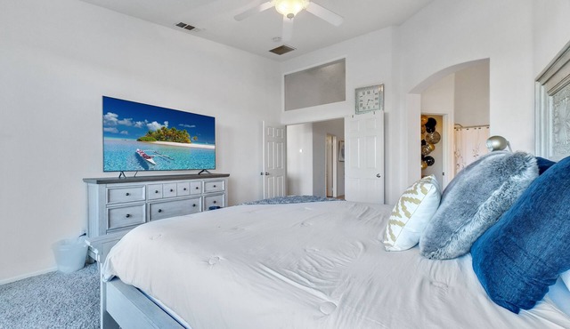 Private room/bathroom. Enjoy this beautiful view!