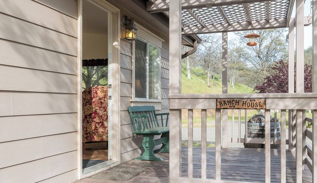 Private Two-Bedroom Cottage with Kitchen: Your Vacation Home near Yosemite