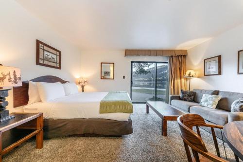 Quiant Studio w/Lake View #144 at Donner Lake Village