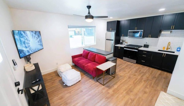 Quiet Downtown Guest House · King Bed · Private Entry