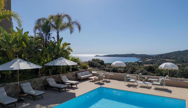 Résidence Omigna, Spacious Luxury Apartments, 2 bedrooms, sea view, heated pool, gym, calm, free private parking, free electric vehicle charging, Cargese, Corse du Sud