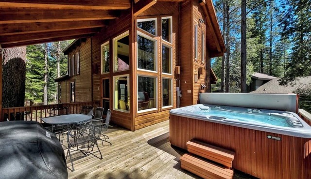Ramshorn Basecamp: Golf Course, Hot Tub, Arcade