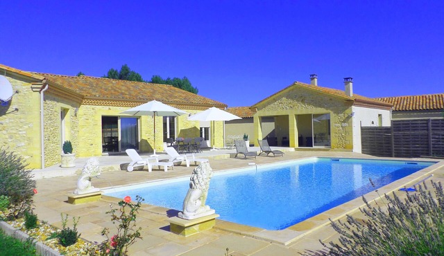 Recent contemporary house in the countryside with swimming pool .