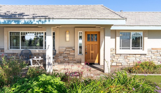 Relax in Paso Robles: Fenced Yard & Vineyard Views