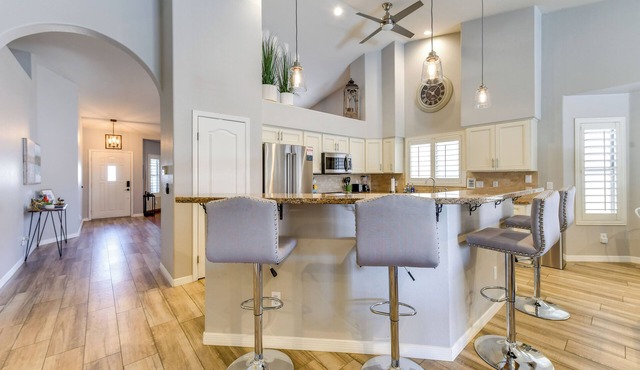Relax Poolside & Golf: Family Gem in North Phoenix