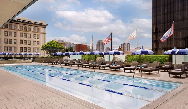Relaxing Family Getaway in Downtown | 2 Rooms w/Rooftop Pool Access