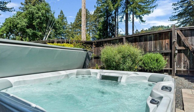 Relaxing Retreat~Hot Tub~Yard~Near Russian River ~Dog–Guerneville Escape