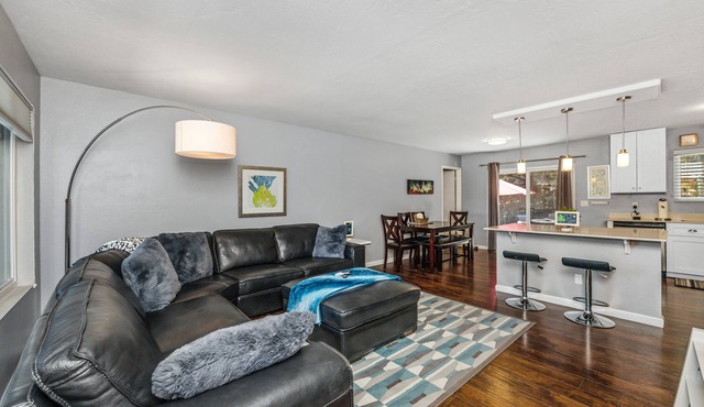 REMODELED 3Bd/2Bth TreeTop House -> Downtown Location w/Views & 5-STAR REVIEWS!