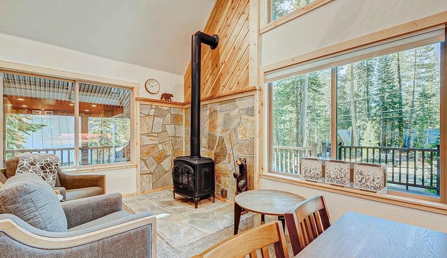 Remodeled chalet with private hot tub, bumper pool table & W&D