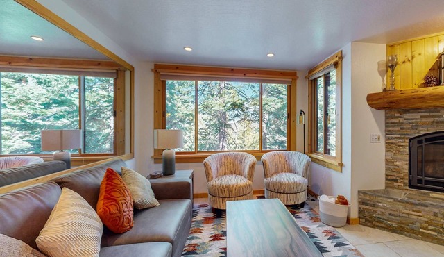 Remodeled Coyote Fork getaway - Ski-in-ski-out with pools, hot tubs & tennis