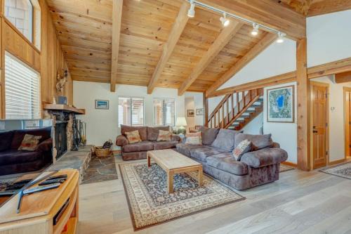 Remodeled home with private hot tub pool access & free ski shuttle