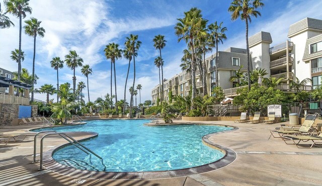 Resort Living Steps from White Sandy Beaches! Gym/Pools/Pier