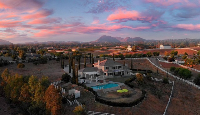 Resort Style Ranch/infinity pool for family