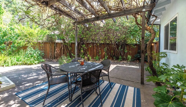 River Cabin~Easy Walk to River~PLAYCATION! Russian River Bungalow