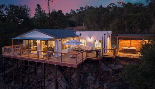 River House at Yosemite Hot Tub & Outdoor Shower!