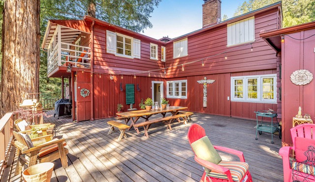 Riverfront, dog-friendly home with private hot tub, fireplaces & amazing decks
