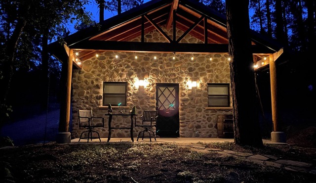 Riverstone Cottage, Bright and Airy Forest Retreat