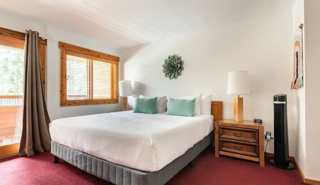 Room by Palisades Tahoe w/heated pl & tub access.