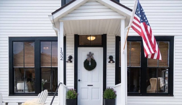 Saltbox - Pacific Grove House - Two Blocks to Beach and Downtown!