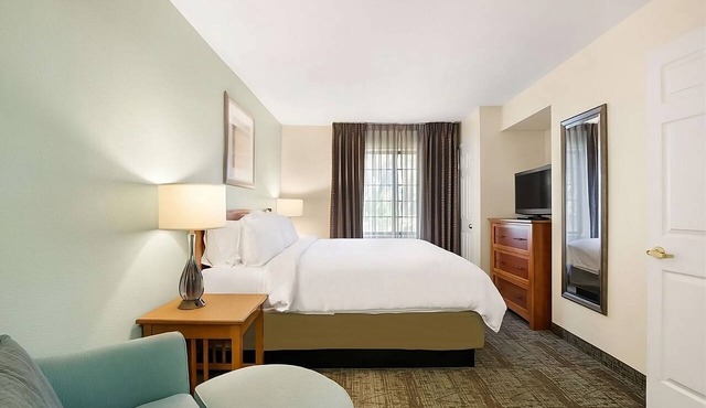 San Diego Getaway: Spacious Suites w/Pool, Breakfast Buffet & Parking Included!