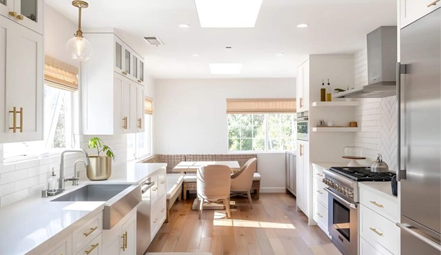 Seaside Elegance Chic Getaway Near Downtown