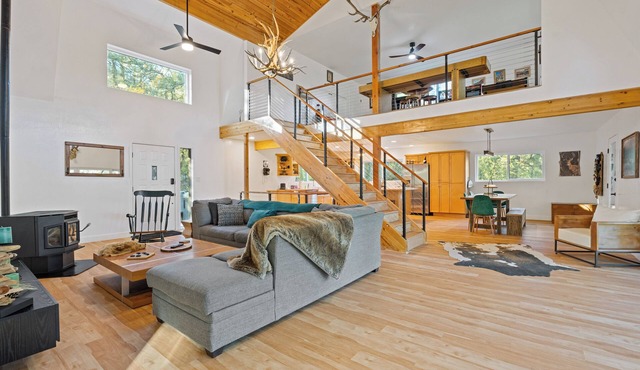 Secluded in the Pines: Luxury Modern Retreat. Hot Tub, Game Loft Near Lynx Lake.