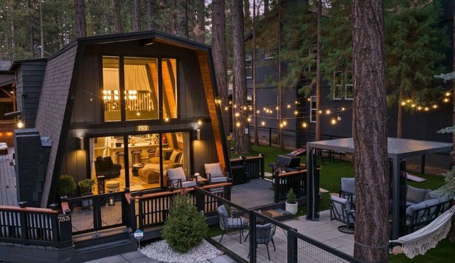 Serenity Cabin, Walk to Slopes, Hot tub, Fire Pit
