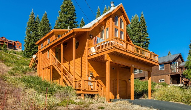 SierraScape Hot Tub Over Gorgeous MtnViews, Arcade, SteamShower, 400M Wifi, EV Charger +Pet Friendly