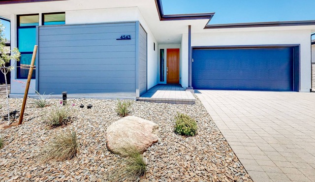 Single level snowbird-friendly home with fenced backyard, washer/dryer, WiFi