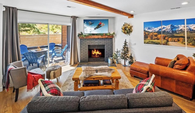 Ski In Ski Out at Bear Mountain by Destination Big Bear:2 BR Condo! Patio w/FIRE PIT! Community HOT TUB/PickleBall/Tennis/Basketball Courts! Walk to Bear Mountain Golf Course & National Forest Trails!