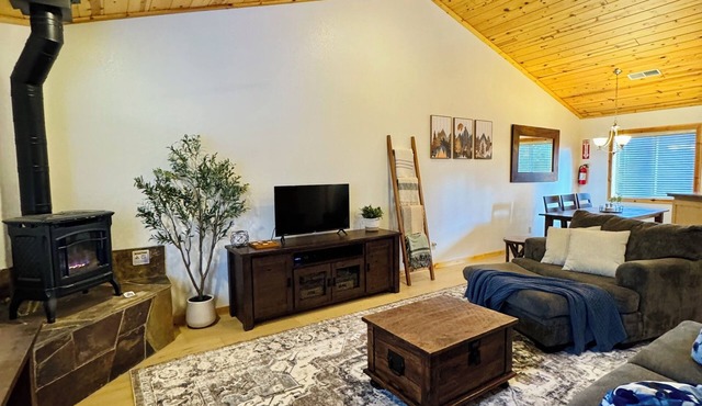 Ski & Lake Getaway in Tahoe Donner! 2BR 2BA