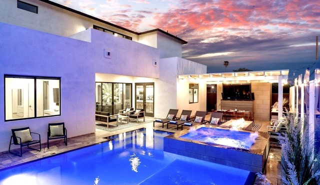 Sleeps 15/Walk to Old Town/Luxury Pool/Spa/Firepit