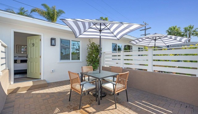 South O Bungalow 9 - Deluxe Work and Stay Queen Studio + Patio
