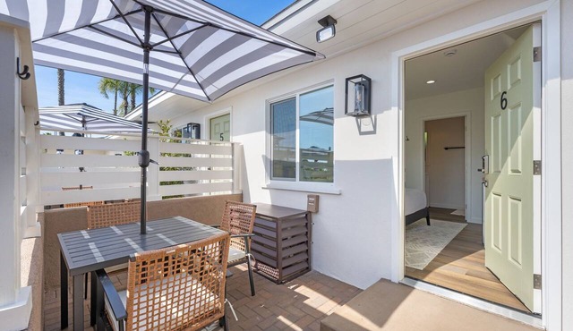 South Oceanside Bungalow 6 - Deluxe Queen Studio + Patio