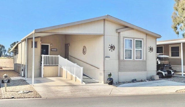 Spacious 2 bedroom 2 bath on Golf Course in Happy Trails 55+ Resort